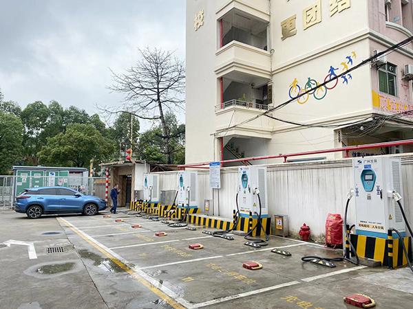 石龙体育馆充电站